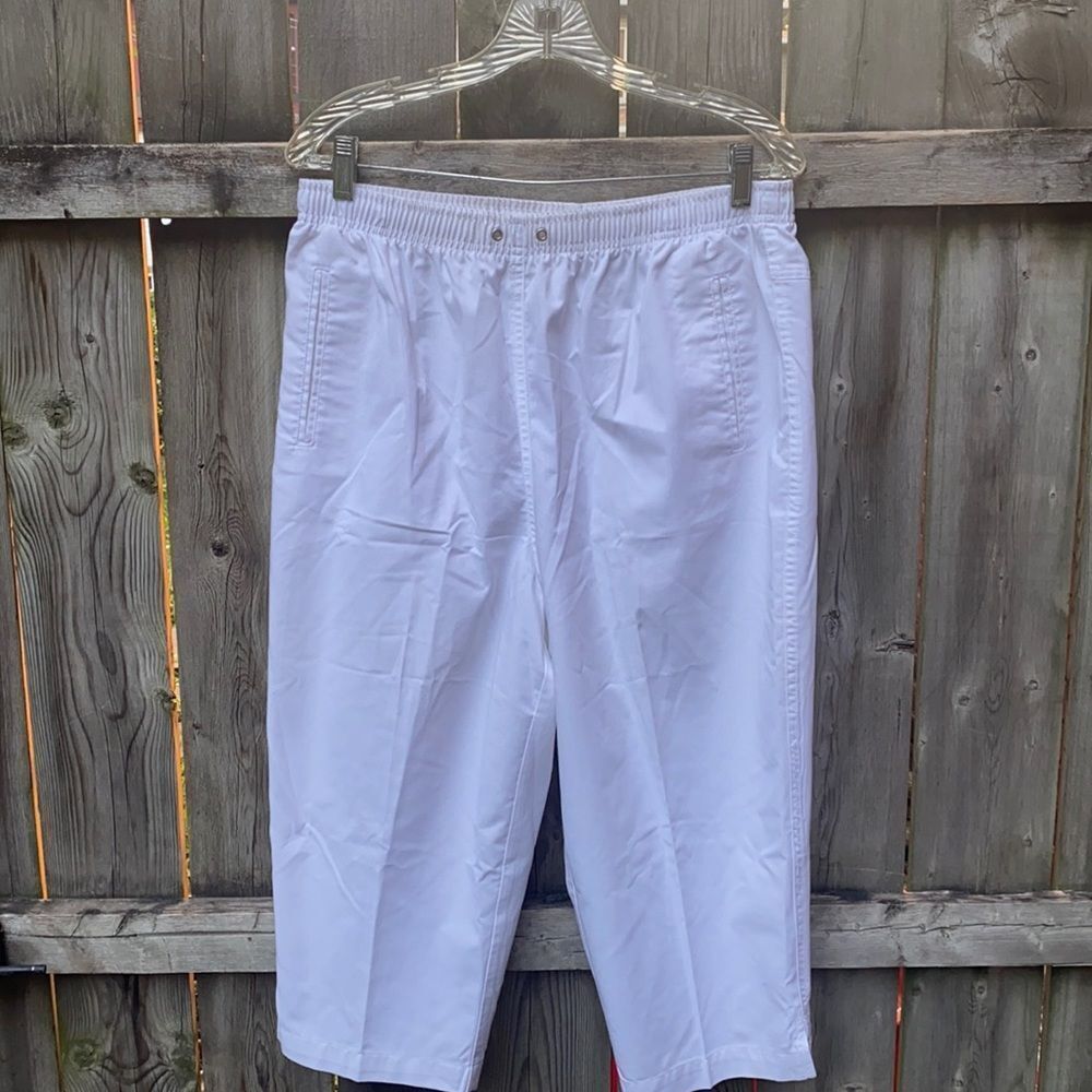 Hasting & Smith petite white capris sz. L